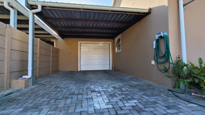Guldenland Townhouse For Sale: 2 beds, pet-friendly, garden, entertainment area, garage.