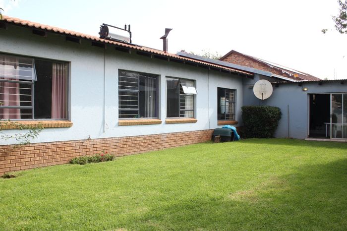 Bergbron House For Sale: 3 Bedrooms, entertainment area, double garage, close to amenities.