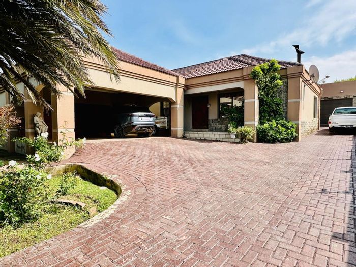 Evander House For Sale: 5 bedrooms, large yard, multiple living areas, guest facilities.