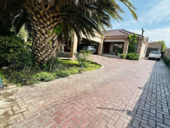 Evander House For Sale: 5 bedrooms, large yard, multiple living areas, guest facilities.