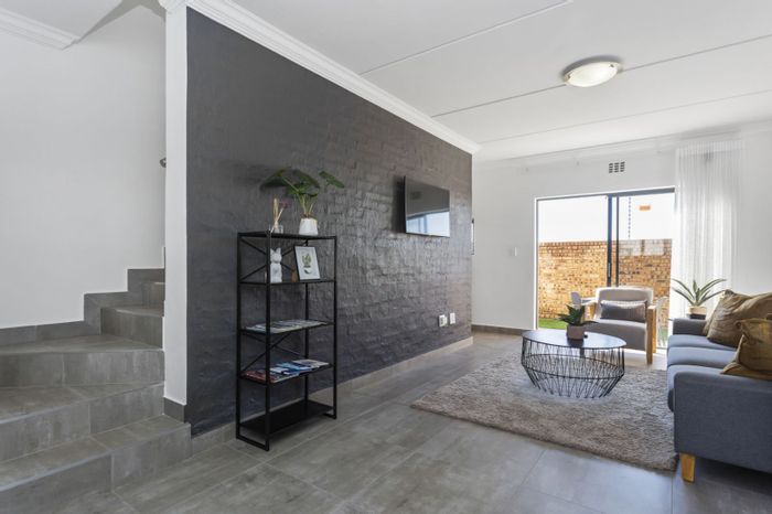 For Sale: House in Thatchfield Ridge with 3 beds, garage, private garden, and play areas.
