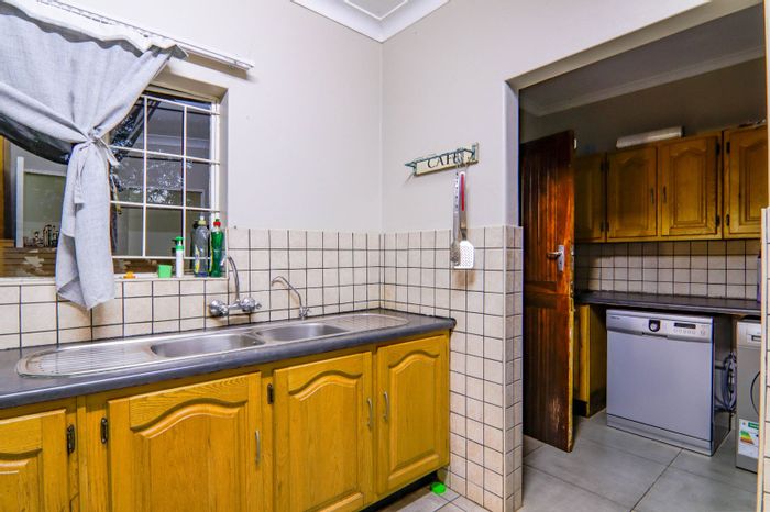 Clubview House For Sale: Spacious 3-bed home with entertainment area, pool, and garden.