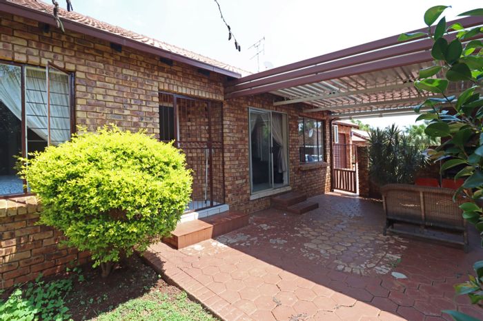 For Sale: 3-Bedroom Townhouse in Eldoraigne with pet-friendly garden and 24-hour security.