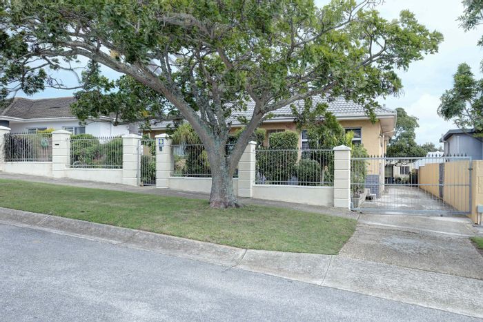 Glenhurd House For Sale: 3 beds, pool, fireplace, garage, and spacious living areas.