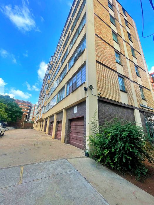 For Sale: 4-Bedroom Apartment in Arcadia with Rental Income Potential and Parking.
