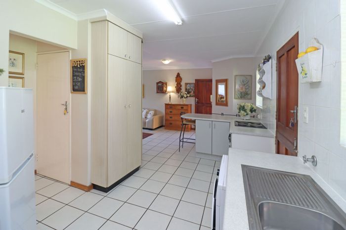 Eldoraigne Townhouse For Sale: Spacious interior, garden lapa, pet-friendly, secure complex.