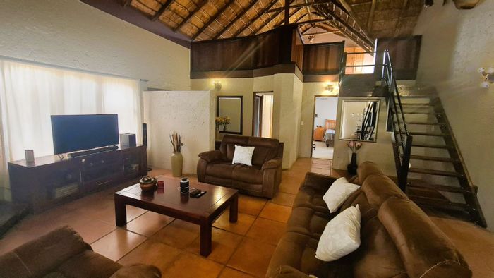 Laezonia House For Sale: 3 beds, pool, lapa, stables, borehole, secure living.