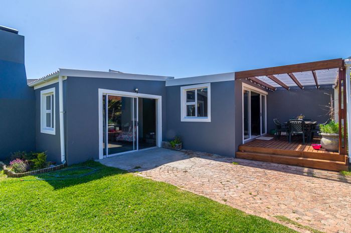 House for Sale in Bettys Bay Central: 3 bedrooms, entertainment room, near ocean.
