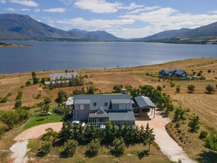 For Sale: House in Theewaterskloof with heated pool, bar, and stunning views.