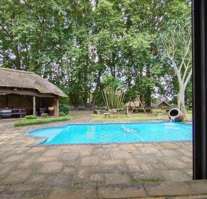 Winston Park House For Sale: Spacious family home with pool, garages, and flatlet.