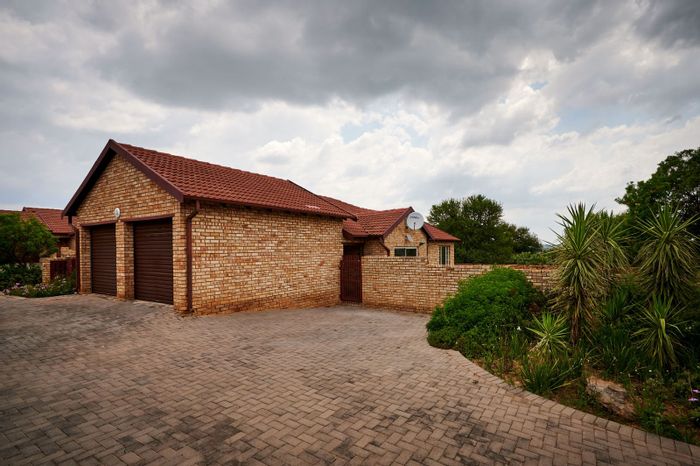 Kyalami Hills Townhouse To Rent: 3 Bedrooms, Garden, Secure Boomed Area, Garage.