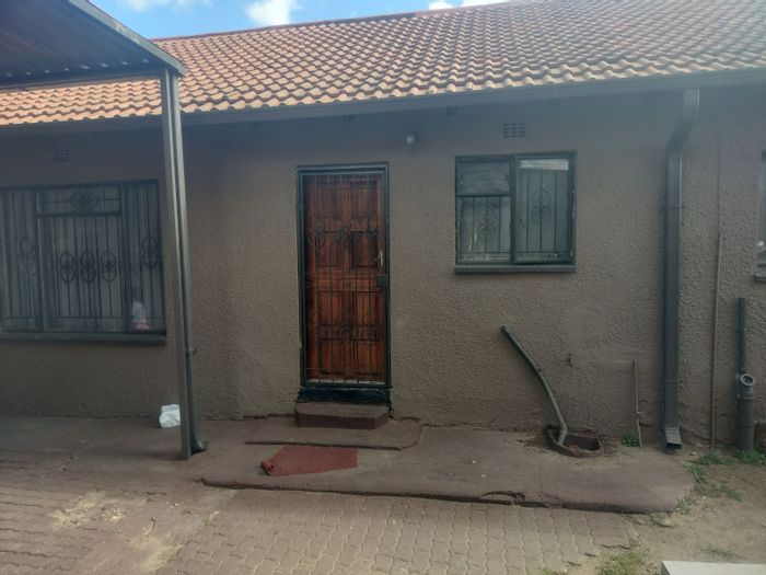 3-Bed Townhouse in Naledi To Rent, secure with garden, parking, and spacious layout.