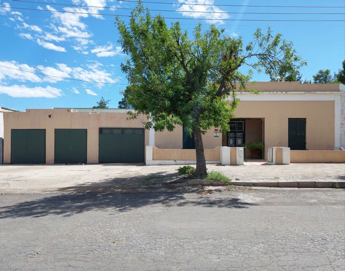 Centrally located 3-bedroom house with pool, courtyard, and garage in Graaff-Reinet.