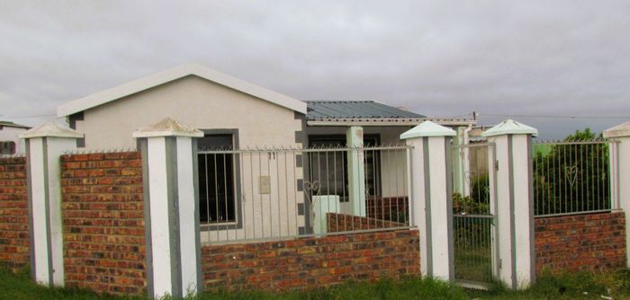 For Sale: Gelvandale House with 3 bedrooms, entertainment area, and enclosed yard.