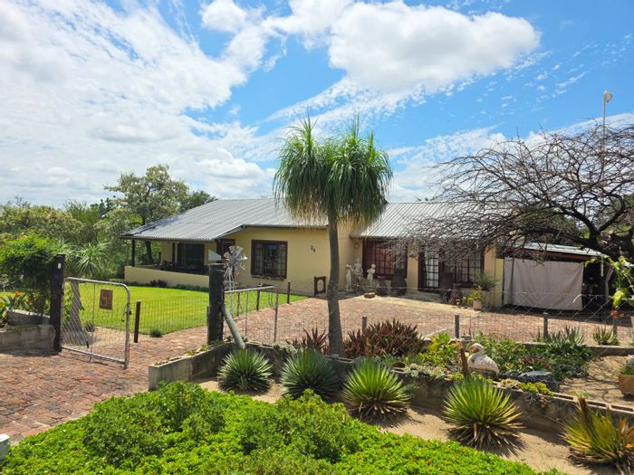 House for Sale in Kampersrus: 2 Bedrooms, Borehole, Granny Flat, Large Garden.