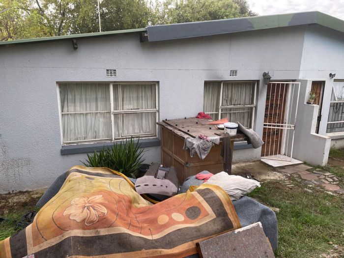 Bloubosrand Apartment For Sale: 2 Bedrooms, communal pool, secure complex amenities.