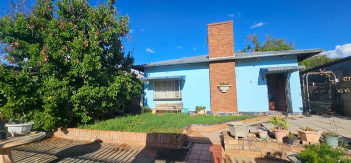De Beers House For Sale: 3 beds, garden, braai, security, parking.