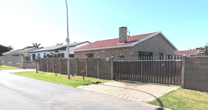 Noorsekloof House For Sale: 2 Bedrooms, indoor braai, large carports, secure access.