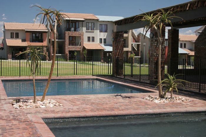 For Sale: Townhouse in Vorna Valley with 2 bedrooms, pool, and secure access.