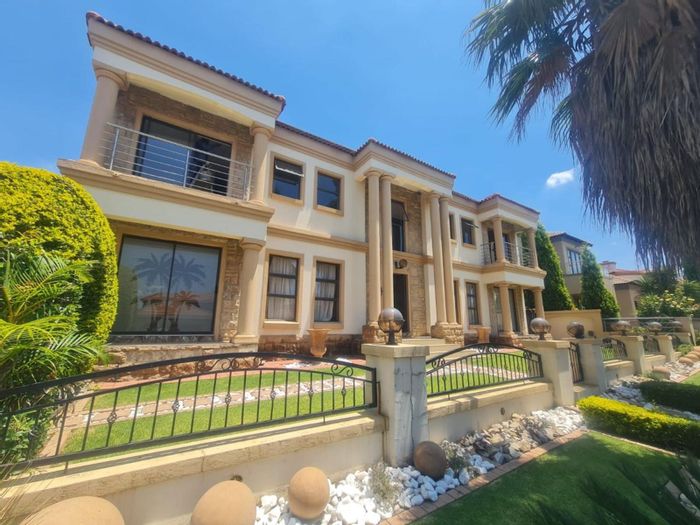 For Sale: House in Kosmosdal with 5 bedrooms, golf estate access, and security.