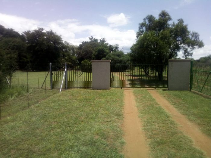 Bela Bela Central Farm For Sale: 5.26 hectares, pool, borehole, entertainment area.