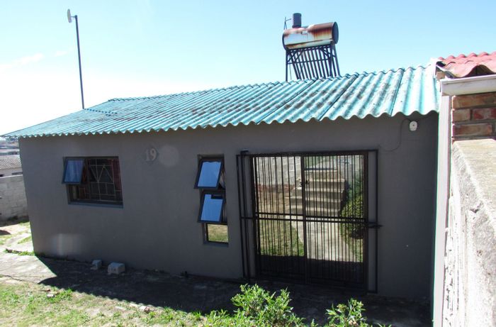 For Sale: House in Salt Lake with 3 bedrooms, enclosed yard, and rental potential.