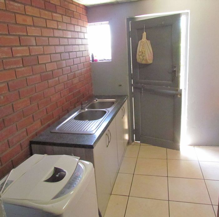 Salt Lake House For Sale: 3 Bedrooms, Enclosed Yard, Close to Shopping Centre.