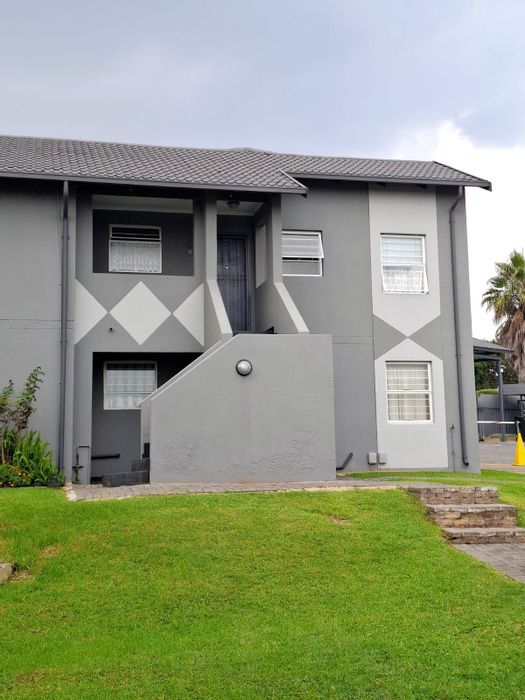 Ridgeway Apartment For Sale: 2 Bedrooms, pool access, secure estate, parking included.