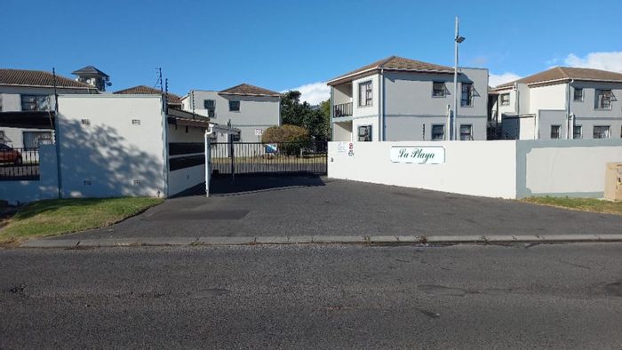 For Sale: Twin Palms Townhouse with pool, braai area, and convenient amenities.