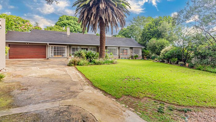 Malanshof House For Sale: 3 beds, pool, office, double garage, ample parking.