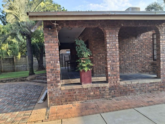 5-Bedroom House For Sale in Pretoria North with pool, lapa, and entertainment area.