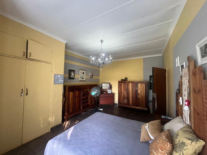 House for Sale in Mookgopong Central: 4 beds, guesthouse potential, spacious garden.