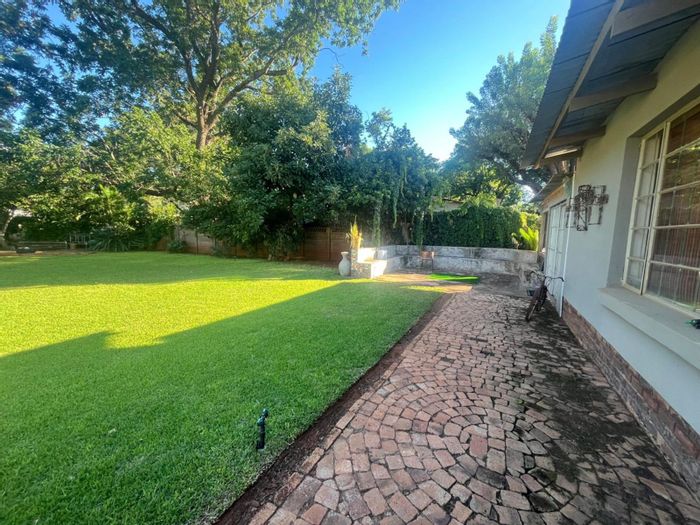 For Sale: House in Mookgopong Central with 4 beds, solar, garden, and flatlet.