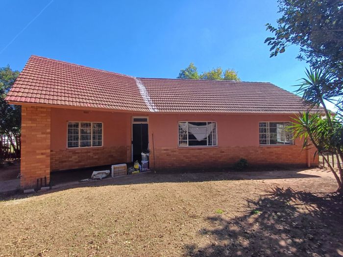 3 Bedroom house for sale in Stilfontein Central with garage and carport.