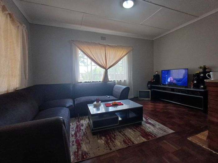 3 Bedroom house for sale in Stilfontein Central with garage and carport.