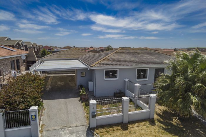 For Sale: House in Parsons Ridge with pool, indoor braai, and spacious layout.