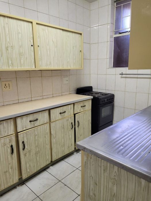 Gezina Apartment For Sale: 1.5 bedrooms, secure parking, communal entertainment area.