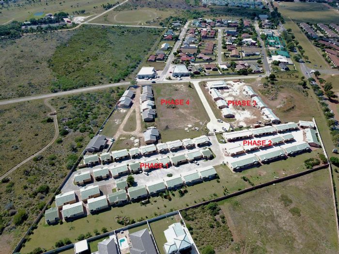 Apartment For Sale in Jeffreys Bay Central: Close to amenities, garage included.