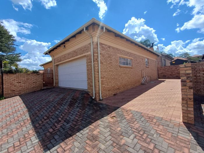 2 Bedroom Townhouse For Sale in Doringkruin with Garage and Built-in Braai.