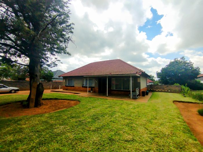 For Sale: House in Stilfontein Ext 3 with garden, outbuilding, and close amenities.