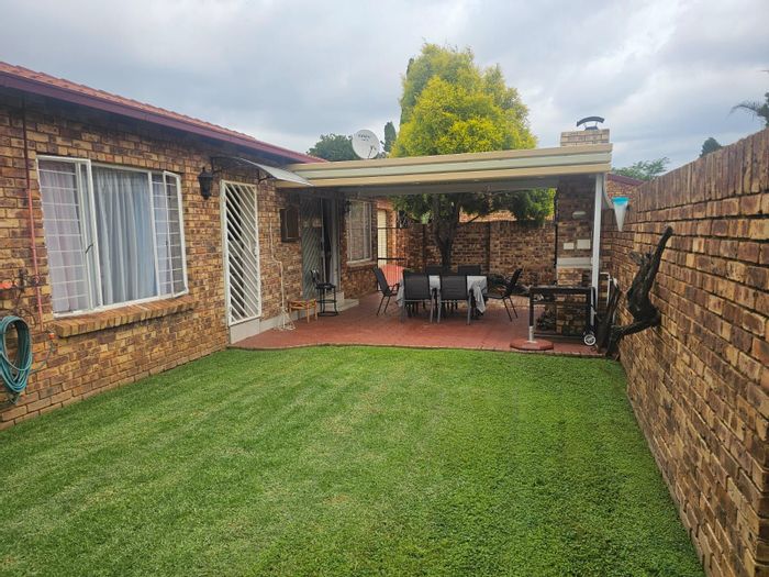 Three-bedroom townhouse for sale in Die Hoewes with garden and double garages.