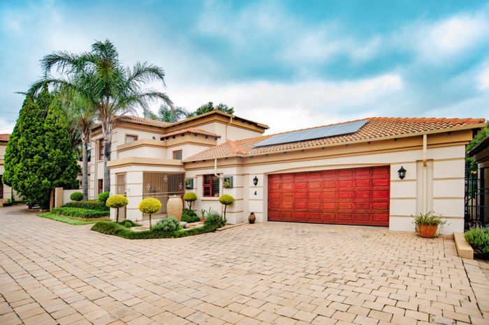 Townhouse for Sale in Jordaan Park: 3 beds, jacuzzi, solar panels, secure access.