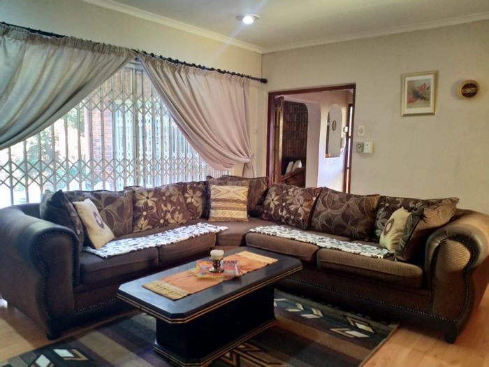Bryanston House To Rent: 4 Beds, Private Garden, Secure Complex Amenities.