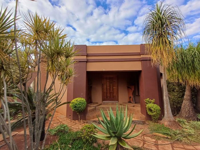 Chroompark House For Sale: 4 beds, pool, garden, office potential, dual garages.