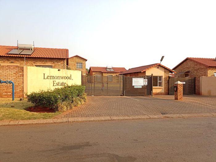 Townhouse For Sale in Dawn Park: 3 Bedrooms, 24-Hour Security, Close to Amenities.