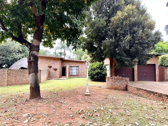 For Sale: House in Theresapark with pool, lapa, and en-suite bedrooms.