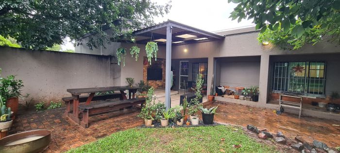 For Sale: House in Villieria with 4 rental units, gardens, and garages.