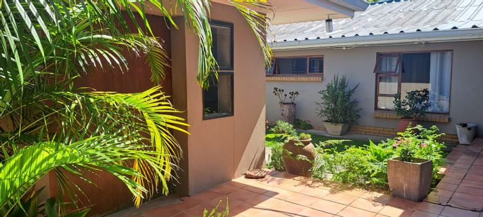 Bergsig House For Sale: Family home with flatlet, pool, gym, and mountain views.
