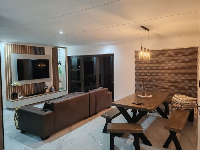 Ivy Park House For Sale: 3 Bedrooms, double garage, entertainment area, secure living.