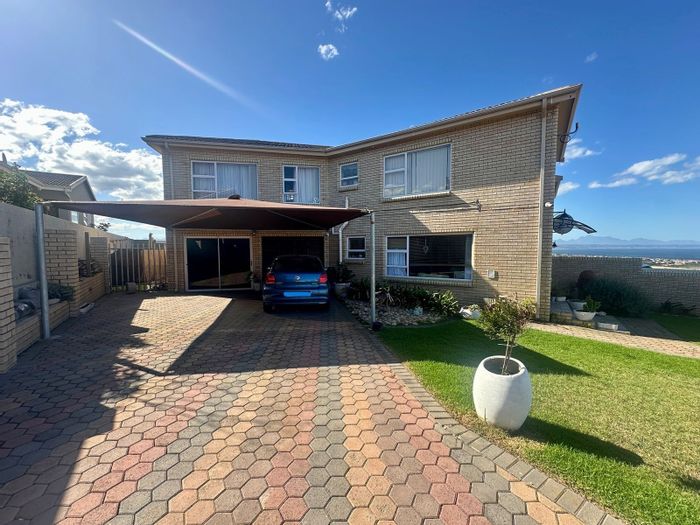 Island View House For Sale: 3 bedrooms, ocean views, outdoor braai, double garage.